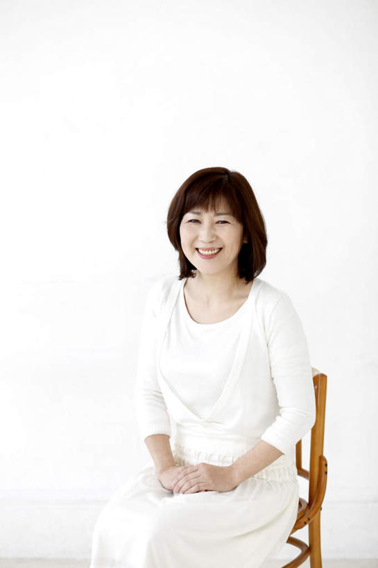 东方人,一个人,坐,笑,微笑,露齿笑,竖图,室内,白天,白色背景,正面,椅子,亚洲,仅一个女性,仅一个人,服装,木椅,注视,休闲装,黄种人,衣服,白色,黑色,观察,看,手放前,仅一个中年女性,休闲,休闲服,摄影,服饰,影棚,观看,察看,关注,女人,女性,中年女性,亚洲人,长发,坐着,半身,彩图,影棚拍摄,拍摄