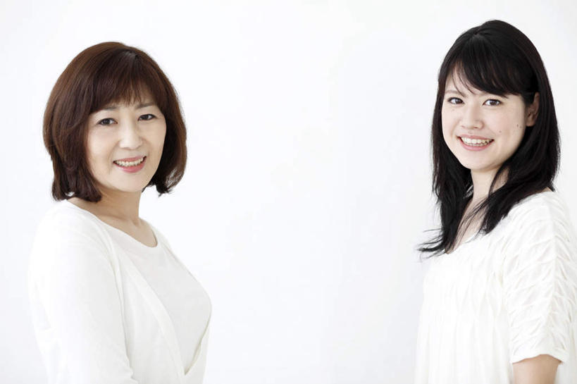 东方人,两个人,家庭,母亲,女儿,站,笑,微笑,露齿笑,横图,室内,白天,白色背景,侧面,亚洲,服装,扭头,注视,休闲装,黄种人,衣服,白色,黑色,观察,看,站着,转头,休闲,温暖,温馨,母女,一家人,休闲服,母爱,摄影,服饰,影棚,观看,和睦,察看,关注,年轻女性,女人,女性,中年女性,亚洲人,长发,站立,半身,彩图,影棚拍摄,拍摄,融洽