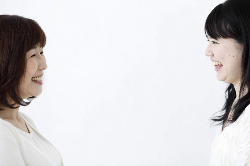 东方人,两个人,家庭,母亲,女儿,站,笑,微笑,露齿笑,横图,室内,白天,白色背景,侧面,亚洲,服装,注视,休闲装,黄种人,相视,衣服,白色,黑色,观察,看,站着,休闲,温暖,温馨,母女,一家人,面对面,休闲服,母爱,摄影,服饰,影棚,观看,对视,和睦,察看,关注,相对,相看,年轻女性,女人,女性,中年女性,亚洲人,长发,站立,半身,彩图,影棚拍摄,拍摄,融洽