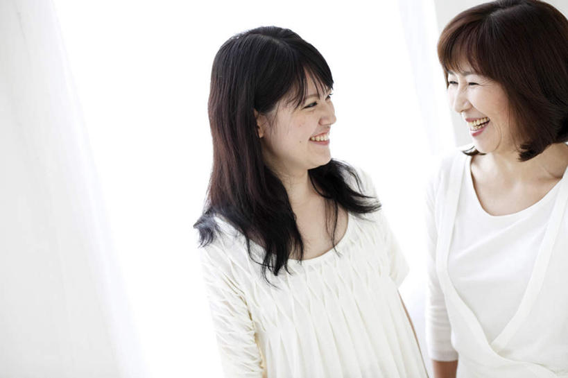 东方人,两个人,家庭,母亲,女儿,站,笑,微笑,露齿笑,横图,俯视,室内,白天,白色背景,窗帘,亚洲,服装,注视,休闲装,黄种人,衣服,白色,黑色,观察,看,站着,休闲,温暖,温馨,母女,一家人,休闲服,母爱,摄影,服饰,影棚,观看,对视,和睦,察看,关注,年轻女性,女人,女性,中年女性,亚洲人,长发,站立,半身,彩图,高角度拍摄,影棚拍摄,拍摄,融洽