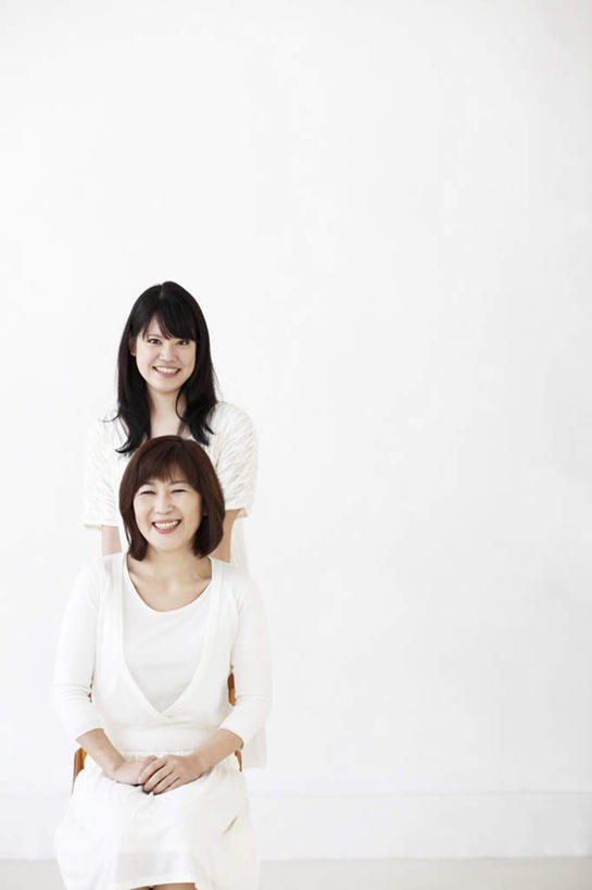 东方人,两个人,家庭,母亲,女儿,站,坐,笑,微笑,露齿笑,竖图,室内,白天,白色背景,正面,椅子,亚洲,一把,撑,服装,木制,木椅,注视,休闲装,黄种人,衣服,木制品,观察,看,手放前,站着,休闲,温暖,温馨,母女,一家人,休闲服,母爱,摄影,服饰,影棚,观看,和睦,察看,撑着,关注,年轻女性,女人,女性,中年女性,亚洲人,站立,坐着,半身,彩图,影棚拍摄,拍摄,融洽