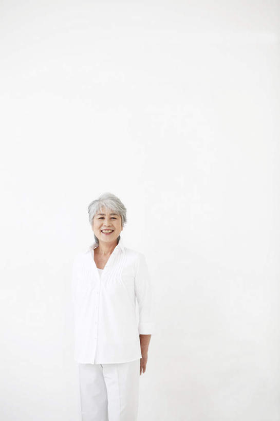 东方人,一个人,站,笑,微笑,露齿笑,竖图,室内,白天,白色背景,正面,亚洲,仅一个女性,仅一个人,服装,注视,休闲装,黄种人,衣服,白色,观察,看,站着,休闲,休闲服,摄影,服饰,仅一个老年女性,影棚,观看,察看,关注,老年女性,女人,女性,亚洲人,站立,半身,彩图,影棚拍摄,拍摄,短发