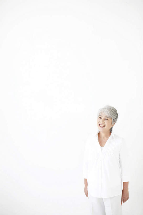 东方人,一个人,站,笑,微笑,露齿笑,竖图,室内,白天,白色背景,正面,亚洲,仅一个女性,仅一个人,服装,注视,休闲装,黄种人,衣服,白色,观察,看,站着,休闲,休闲服,摄影,服饰,仅一个老年女性,影棚,观看,察看,关注,老年女性,女人,女性,亚洲人,抬头,仰头,站立,半身,彩图,影棚拍摄,拍摄,短发