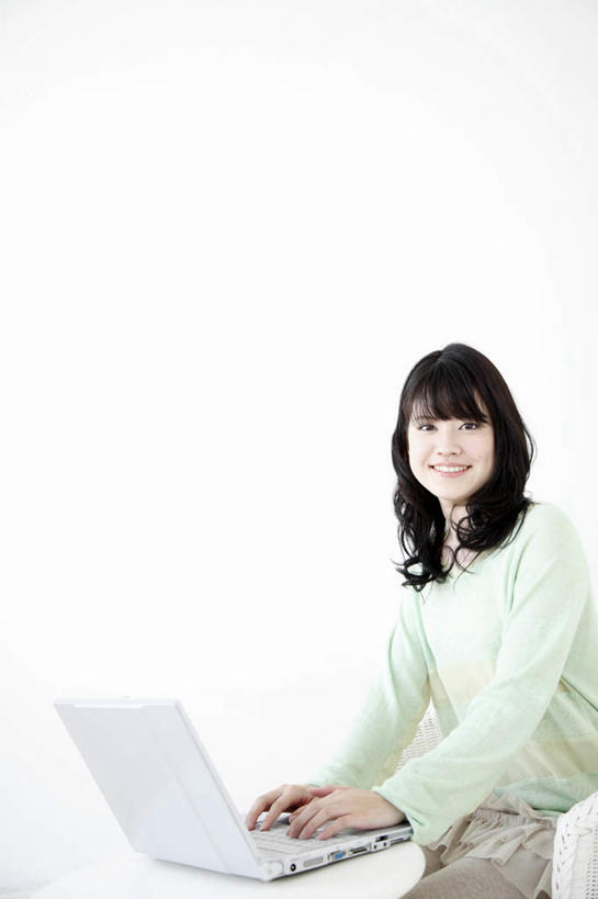 东方人,一个人,客厅,坐,笑,微笑,露齿笑,竖图,室内,白天,正面,电脑,笔记本电脑,餐桌,沙发,桌子,亚洲,仅一个年轻女性,仅一个女性,仅一个人,一把,敲打,服装,网络,木制,墙,注视,休闲装,黄种人,输入,通讯设备,墙壁,墙面,衣服,绿色,白色,黑色,木制品,打字,观察,看,休闲,休闲服,服饰,餐台,观看,点击,一台,敲击,察看,无线,起居室,关注,通信设备,无线网络,布艺沙发,无线上网,便携式电脑,客堂,按键,手提电脑,年轻女性,女人,女性,亚洲人,长发,卷发,坐着,半身,彩图