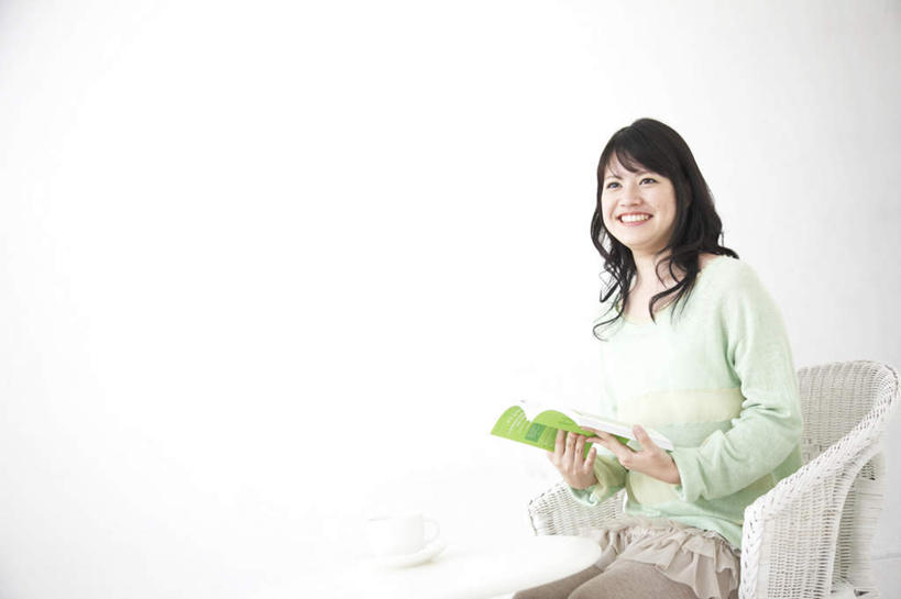 东方人,一个人,客厅,坐,笑,微笑,露齿笑,横图,室内,白天,正面,餐桌,沙发,桌子,书籍,亚洲,仅一个年轻女性,仅一个女性,仅一个人,一把,握,服装,木制,墙,拿,拿着,注视,休闲装,黄种人,墙壁,墙面,衣服,绿色,白色,黑色,木制品,观察,看,休闲,休闲服,握着,服饰,餐台,观看,察看,起居室,关注,布艺沙发,客堂,年轻女性,女人,女性,亚洲人,长发,卷发,书,图书,坐着,半身,彩图