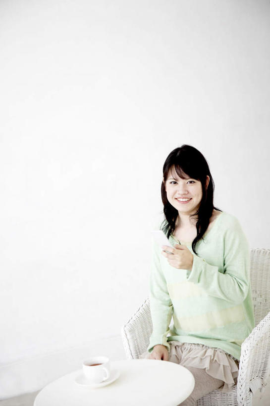 咖啡,东方人,一个人,客厅,坐,笑,打电话,微笑,露齿笑,竖图,室内,白天,正面,幸福,餐桌,沙发,桌子,杯子,电话,手机,亚洲,仅一个年轻女性,仅一个女性,仅一个人,一把,握,服装,木制,瓷器,墙,咖啡杯,陶瓷制品,一杯,拿,拿着,注视,休闲装,黄种人,娱乐,通讯设备,墙壁,墙面,饮料,一个,衣服,绿色,白色,黑色,木制品,观察,看,享受,休闲,温馨,休闲服,放松,乐趣,握着,服饰,单个,餐台,观看,察看,提神,起居室,舒适,关注,瓷杯,醒脑,布艺沙发,软饮料,客堂,交流,年轻女性,女人,女性,亚洲人,长发,卷发,沟通,通话,坐着,半身,彩图