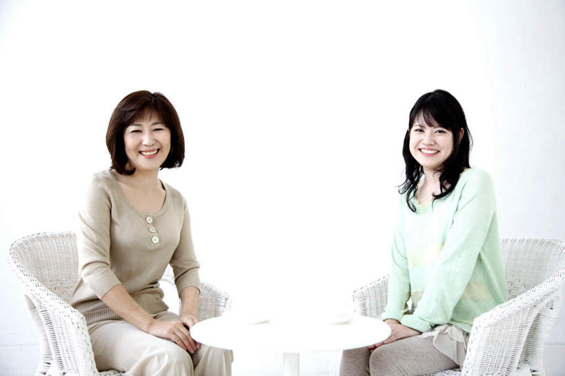 东方人,两个人,家庭,母亲,女儿,客厅,坐,笑,微笑,露齿笑,横图,室内,白天,正面,餐桌,沙发,桌子,亚洲,服装,木制,墙,两把,注视,休闲装,黄种人,墙壁,墙面,衣服,绿色,白色,黑色,灰色,木制品,观察,看,手放前,休闲,温暖,温馨,母女,一家人,休闲服,母爱,服饰,餐台,观看,和睦,察看,起居室,关注,布艺沙发,客堂,年轻女性,女人,女性,中年女性,亚洲人,长发,卷发,坐着,半身,彩图,融洽