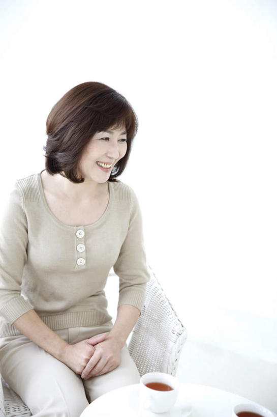 咖啡,东方人,一个人,客厅,坐,笑,微笑,露齿笑,竖图,俯视,室内,白天,幸福,餐桌,沙发,桌子,杯子,亚洲,仅一个女性,仅一个人,一把,服装,木制,瓷器,墙,咖啡杯,陶瓷制品,两杯,注视,休闲装,黄种人,娱乐,墙壁,墙面,饮料,一个,衣服,白色,黑色,灰色,木制品,观察,看,手放前,仅一个中年女性,享受,休闲,温馨,休闲服,放松,乐趣,服饰,单个,餐台,观看,察看,提神,起居室,舒适,关注,瓷杯,醒脑,布艺沙发,软饮料,客堂,女人,女性,中年女性,亚洲人,长发,坐着,半身,彩图,高角度拍摄