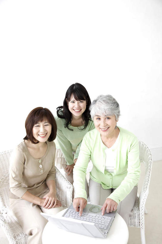 东方人,三个人,家庭,母亲,女儿,祖母,客厅,站,坐,笑,微笑,露齿笑,竖图,俯视,室内,白天,电脑,笔记本电脑,餐桌,沙发,桌子,亚洲,敲打,服装,网络,木制,墙,两把,注视,休闲装,黄种人,输入,通讯设备,祖孙三代,墙壁,墙面,衣服,绿色,白色,黑色,灰色,木制品,打字,观察,看,站着,休闲,温暖,温馨,母女,一家人,休闲服,母爱,服饰,奶奶,餐台,观看,祖孙,点击,一台,敲击,和睦,察看,无线,起居室,关注,通信设备,无线网络,布艺沙发,无线上网,便携式电脑,外婆,外孙女,外祖母,客堂,按键,手提电脑,老年女性,年轻女性,女人,女性,亚洲人,长发,卷发,孙女,站立,坐着,半身,彩图,高角度拍摄,融洽,短发