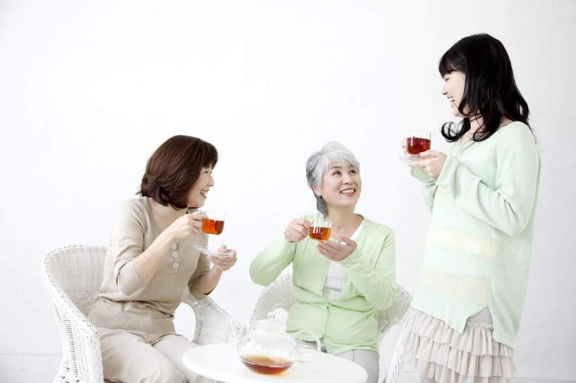 东方人,三个人,家庭,母亲,女儿,祖母,客厅,站,坐,横图,室内,白天,正面,幸福,餐桌,茶,沙发,桌子,杯子,玻璃,亚洲,握,服装,透明,木制,壶,墙,茶叶,两把,三杯,拿,拿着,注视,休闲装,黄种人,娱乐,祖孙三代,墙壁,墙面,玻璃制品,三个,一个,衣服,绿色,白色,黑色,灰色,茶壶,木制品,水杯,观察,看,站着,享受,休闲,温暖,温馨,母女,一家人,休闲服,放松,乐趣,母爱,握着,服饰,奶奶,单个,餐台,观看,祖孙,和睦,察看,提神,起居室,舒适,关注,醒脑,布艺沙发,外婆,外孙女,外祖母,客堂,老年女性,年轻女性,女人,女性,亚洲人,长发,卷发,孙女,茶杯,站立,坐着,半身,彩图,融洽,短发