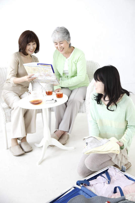 东方人,三个人,家庭,母亲,女儿,祖母,客厅,坐,蹲,笑,微笑,露齿笑,竖图,俯视,室内,白天,幸福,餐桌,茶,沙发,桌子,道路,杯子,地图,玻璃,亚洲,一张,握,服装,透明,信息,木制,壶,拉杆箱,旅行箱,墙,茶叶,交通,两把,两杯,拿,拿着,扭头,注视,休闲装,黄种人,方向,娱乐,祖孙三代,墙壁,墙面,玻璃制品,三个,一个,衣服,蓝色,绿色,白色,黑色,灰色,茶壶,木制品,水杯,行李箱,箱子,观察,看,转头,享受,休闲,温暖,温馨,母女,一家人,休闲服,放松,乐趣,母爱,握着,服饰,奶奶,单个,餐台,观看,引导,整理,指引,祖孙,出差,和睦,察看,提神,起居室,舒适,关注,醒脑,布艺沙发,外婆,外孙女,外祖母,客堂,老年女性,年轻女性,女人,女性,亚洲人,长发,卷发,孙女,茶杯,蹲着,坐着,半身,彩图,高角度拍摄,旅行,融洽,导航,短发