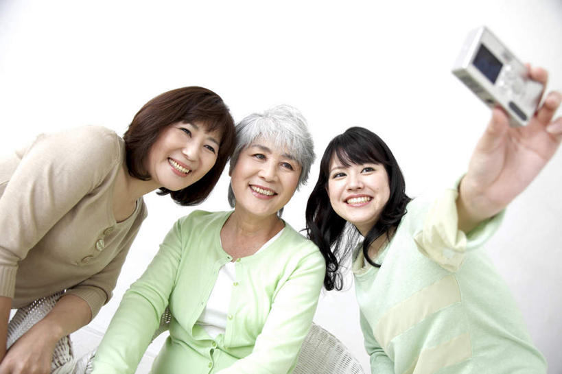 东方人,三个人,家庭,母亲,女儿,祖母,客厅,站,蹲,笑,微笑,露齿笑,横图,俯视,室内,白天,餐桌,沙发,桌子,相机,亚洲,一把,弯腰,握,服装,木制,墙,拿,拿着,注视,休闲装,黄种人,祖孙三代,墙壁,墙面,拍照,衣服,绿色,白色,黑色,灰色,木制品,数码相机,观察,看,站着,休闲,温暖,温馨,母女,一家人,休闲服,母爱,握着,摄影,服饰,奶奶,餐台,观看,祖孙,和睦,察看,起居室,关注,布艺沙发,外婆,外孙女,外祖母,弯身,客堂,老年女性,年轻女性,女人,女性,亚洲人,长发,卷发,孙女,照相机,蹲着,站立,半身,彩图,高角度拍摄,照相,融洽,短发