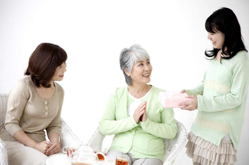 东方人,三个人,家庭,母亲,女儿,祖母,客厅,站,坐,笑,微笑,露齿笑,横图,室内,白天,正面,快乐,兴奋,幸福,骄傲,成功,胜利,餐桌,茶,沙发,桌子,杯子,礼盒,礼物,玻璃,亚洲,击掌,握,服装,透明,木制,纸盒,墙,茶叶,两把,两杯,拿,拿着,注视,休闲装,黄种人,娱乐,祖孙三代,墙壁,墙面,玻璃制品,盒子,两个,一个,衣服,粉色,绿色,白色,黑色,灰色,包装盒,木制品,水杯,礼品盒,观察,看,手放前,手势,站着,享受,休闲,温暖,温馨,母女,一家人,休闲服,放松,乐趣,母爱,自信,握着,服饰,礼品,奶奶,单个,餐台,观看,祖孙,和睦,察看,提神,起居室,舒适,关注,醒脑,布艺沙发,外婆,外孙女,外祖母,客堂,老年女性,年轻女性,女人,女性,亚洲人,长发,卷发,孙女,茶杯,拍手,站立,坐着,半身,彩图,欢乐,开心,融洽,短发