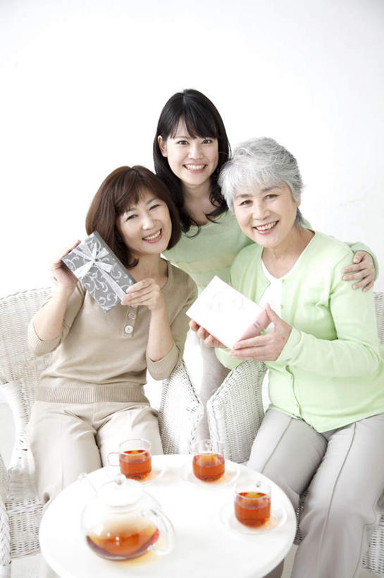 东方人,三个人,家庭,母亲,女儿,祖母,客厅,站,坐,举,抱,笑,微笑,露齿笑,竖图,俯视,室内,白天,幸福,餐桌,茶,沙发,桌子,杯子,礼盒,礼物,玻璃,亚洲,握,服装,装饰,透明,木制,壶,丝绸,丝带,纸盒,墙,茶叶,缎带,两把,三杯,拿,拿着,注视,休闲装,黄种人,娱乐,祖孙三代,墙壁,墙面,玻璃制品,绸带,盒子,两个,三个,一个,衣服,粉色,绿色,白色,黑色,灰色,包装盒,茶壶,木制品,水杯,礼品盒,观察,看,托,站着,享受,休闲,温暖,温馨,母女,一家人,休闲服,放松,乐趣,母爱,握着,服饰,礼品,奶奶,单个,餐台,抱着,观看,祖孙,华丽,修饰,点缀,和睦,察看,提神,起居室,舒适,搂着,关注,醒脑,布艺沙发,外婆,外孙女,外祖母,衬托,美观,雅致,雅观,客堂,老年女性,年轻女性,女人,女性,亚洲人,长发,卷发,孙女,茶杯,怀抱,举起,举手,举着,搂,搂抱,相抱,向上举,向上伸,向上托,拥抱,站立,坐着,半身,彩图,高角度拍摄,融洽,短发