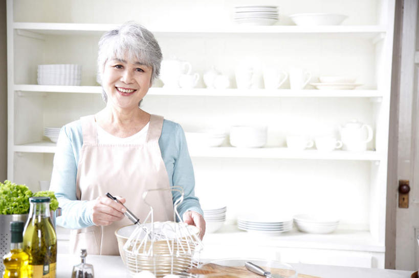 东方人,一个人,站,笑,微笑,露齿笑,横图,室内,白天,正面,厨房,柜子,蔬菜,厨具,金属制品,亚洲,仅一个女性,仅一个人,一排,许多,握,服装,新鲜,整齐,金属,围裙,陶瓷,灶台,调料,食品,陶瓷制品,调味品,拿,调味料,拿着,注视,休闲装,黄种人,食物,排列,一个,衣服,粉色,绿色,白色,橱柜,打蛋器,碗,观察,看,站着,休闲,休闲服,握着,服饰,仅一个老年女性,有机食品,绿色食品,单个,观看,察看,一瓶,队列,关注,老年女性,女人,女性,亚洲人,站立,半身,彩图,灶间,短发,调理用具