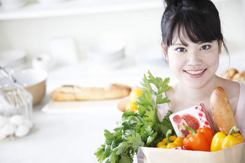 点心,面包,东方人,一个人,站,捧,笑,微笑,露齿笑,横图,室内,特写,白天,正面,厨房,辣椒,蔬菜,厨具,金属制品,亚洲,仅一个年轻女性,仅一个女性,仅一个人,两根,一块,许多,服装,朦胧,模糊,新鲜,金属,木制,陶瓷,灶台,食品,面点,蓬蒿,案板,陶瓷制品,注视,休闲装,黄种人,砧板,食物,糕点,三个,一个,衣服,黄色,红色,白色,黑色,木制品,打蛋器,碗,观察,看,站着,休闲,休闲服,服饰,有机食品,绿色食品,单个,观看,察看,关注,盘头,彩椒,茼蒿,辣角,红海椒,大椒,辣虎,广椒,春菊,茼蒿菜,年轻女性,女人,女性,亚洲人,长发,甜椒,柿子椒,辣子,海椒,番椒,灯笼椒,端,端着,捧着,手捧,站立,半身,彩图,灶间,调理用具