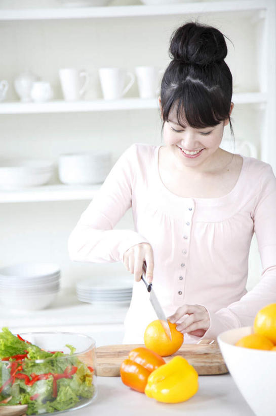 东方人,一个人,站,笑,微笑,露齿笑,竖图,室内,白天,正面,厨房,柜子,柑橘,辣椒,厨具,水果,金属制品,亚洲,仅一个年轻女性,仅一个女性,仅一个人,一把,一块,许多,握,服装,新鲜,金属,木制,工具,陶瓷,灶台,生食,蔬菜沙拉,沙拉,食品,果实,案板,刀具,陶瓷制品,拿,拿着,注视,休闲装,黄种人,色拉,沙律,砧板,食物,三个,衣服,粉色,白色,黑色,木制品,橱柜,碗,刀,低头,观察,看,站着,休闲,休闲服,握着,服饰,有机食品,绿色食品,水果刀,观看,色拉酱,仔细,察看,关注,千岛酱,盘头,彩椒,辣角,红海椒,大椒,辣虎,广椒,认真,年轻女性,女人,女性,亚洲人,长发,橘子,桔子,橙子,橙,甜椒,柿子椒,辣子,海椒,番椒,灯笼椒,站立,半身,彩图,灶间,调理用具