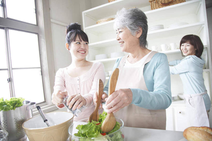 点心,面包,东方人,三个人,家庭,母亲,女儿,祖母,站,笑,微笑,露齿笑,横图,室内,白天,正面,厨房,窗户,柜子,蔬菜,厨具,水果,亚洲,一块,一条,许多,握,服装,新鲜,木制,锅子,围裙,陶瓷,灶台,蔬菜沙拉,沙拉,食品,面点,陶瓷制品,拿,锅铲,拿着,注视,休闲装,黄种人,色拉,祖孙三代,沙律,玻璃窗,食物,糕点,衣服,粉色,蓝色,白色,黑色,木制品,橱柜,打蛋器,碗,观察,搅拌,看,站着,休闲,温暖,温馨,母女,一家人,休闲服,母爱,握着,服饰,有机食品,绿色食品,奶奶,观看,祖孙,色拉酱,和睦,察看,关注,千岛酱,盘头,外婆,外孙女,外祖母,老年女性,年轻女性,女人,女性,亚洲人,长发,孙女,站立,半身,彩图,灶间,融洽,短发,调理用具