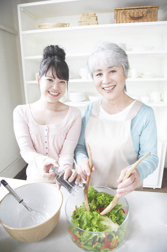 东方人,两个人,家庭,祖母,站,笑,微笑,露齿笑,竖图,俯视,室内,白天,厨房,柜子,蔬菜,厨具,水果,金属制品,亚洲,一把,一排,一条,许多,握,竹制,服装,新鲜,整齐,金属,木制,罐子,拉杆箱,旅行箱,围裙,灶台,调料,蔬菜沙拉,沙拉,食品,调味品,两把,拿,调味料,锅铲,拿着,注视,休闲装,黄种人,色拉,沙律,玻璃制品,食物,排列,一个,衣服,粉色,蓝色,白色,黑色,玻璃瓶,木制品,瓶子,行李箱,箱子,橱柜,打蛋器,碗,观察,搅拌,看,站着,休闲,温暖,温馨,一家人,休闲服,握着,服饰,有机食品,绿色食品,奶奶,单个,观看,祖孙,色拉酱,出差,盘发,和睦,察看,竹制品,队列,关注,千岛酱,外婆,外孙女,外祖母,外孙,外孙子,一罐,老年女性,年轻女性,女人,女性,亚洲人,长发,孙女,孙子,抬头,仰头,站立,半身,彩图,高角度拍摄,旅行,灶间,融洽,短发,调理用具