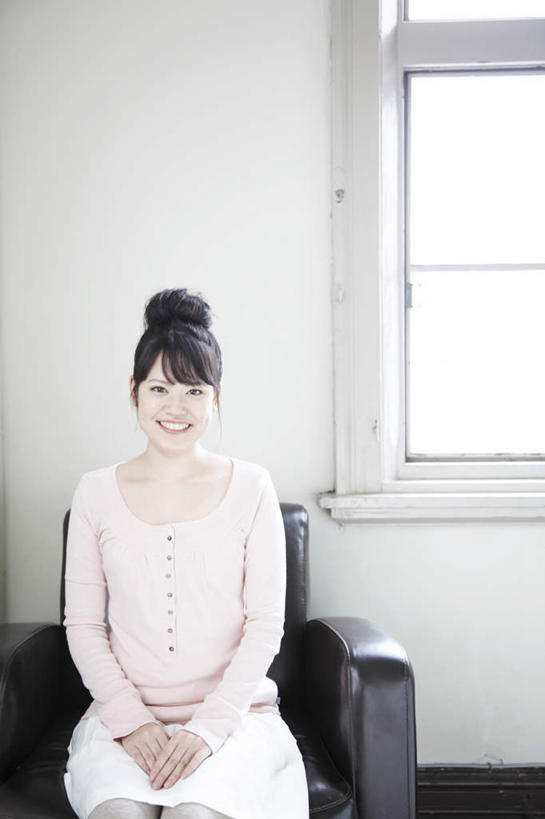 东方人,一个人,客厅,坐,笑,微笑,露齿笑,竖图,室内,白天,正面,窗户,沙发,亚洲,仅一个年轻女性,仅一个女性,仅一个人,服装,墙,注视,休闲装,黄种人,玻璃窗,墙壁,墙面,一个,衣服,粉色,白色,黑色,观察,看,手放前,休闲,休闲服,服饰,单个,观看,盘发,察看,起居室,关注,客堂,年轻女性,女人,女性,亚洲人,长发,坐着,半身,彩图,皮沙发