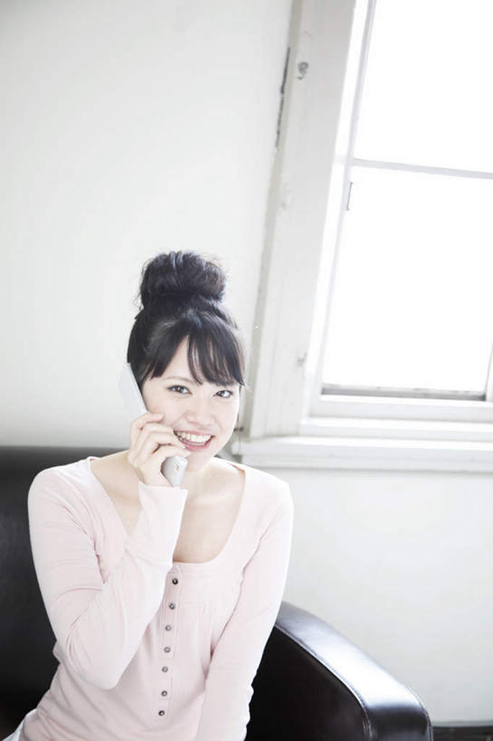 东方人,一个人,客厅,坐,笑,打电话,微笑,露齿笑,竖图,室内,白天,正面,窗户,沙发,电话,手机,亚洲,仅一个年轻女性,仅一个女性,仅一个人,握,服装,墙,拿,拿着,注视,休闲装,黄种人,通讯设备,玻璃窗,墙壁,墙面,一个,衣服,粉色,白色,黑色,观察,看,休闲,休闲服,握着,服饰,单个,观看,盘发,察看,起居室,关注,客堂,交流,年轻女性,女人,女性,亚洲人,长发,沟通,通话,坐着,半身,彩图,皮沙发