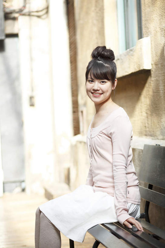 东方人,一个人,坐,笑,微笑,露齿笑,竖图,室外,白天,侧面,裙子,窗户,椅子,亚洲,仅一个年轻女性,仅一个女性,仅一个人,一把,撑,阴影,服装,光线,影子,木椅,墙,扭头,注视,休闲装,黄种人,袜子,玻璃窗,墙壁,墙面,衣服,粉色,黄色,黑色,灰色,阳光,观察,看,转头,休闲,休闲服,短裙,服饰,观看,半身裙,丝袜,察看,撑着,关注,超短裙,年轻女性,女人,女性,亚洲人,坐着,半身,彩图