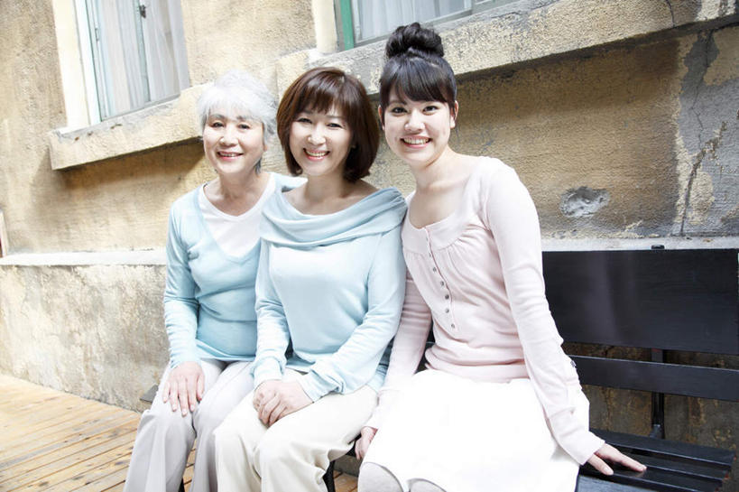 东方人,两个人,家庭,祖母,坐,笑,微笑,露齿笑,横图,室外,白天,正面,窗户,椅子,亚洲,一把,撑,阴影,服装,光线,影子,木椅,墙,注视,休闲装,黄种人,玻璃窗,墙壁,墙面,衣服,粉色,黄色,蓝色,黑色,阳光,观察,看,靠,靠着,休闲,温暖,温馨,一家人,休闲服,服饰,奶奶,观看,祖孙,盘发,和睦,察看,撑着,关注,外婆,外孙女,外祖母,外孙,外孙子,老年女性,年轻女性,女人,女性,亚洲人,长发,孙女,孙子,坐着,半身,彩图,融洽,短发