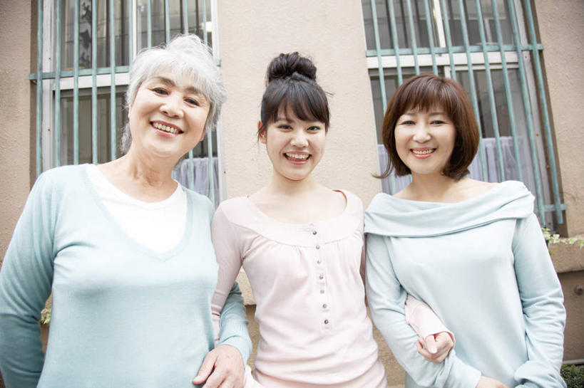 东方人,两个人,家庭,祖母,站,笑,微笑,露齿笑,横图,室外,白天,仰视,亚洲,勾,服装,注视,休闲装,黄种人,衣服,粉色,蓝色,黑色,观察,看,站着,休闲,温暖,温馨,一家人,休闲服,勾着,服饰,奶奶,观看,祖孙,盘发,和睦,察看,关注,外婆,外孙女,外祖母,外孙,外孙子,老年女性,年轻女性,女人,女性,亚洲人,手臂,长发,孙女,孙子,站立,半身,彩图,低角度拍摄,融洽,短发