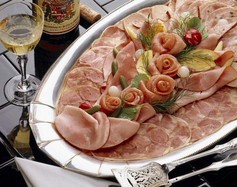 红酒,葡萄酒,无人,横图,俯视,室内,特写,白天,爱情,幸福,纯洁,热情,玫瑰,杯子,餐具,叶子,金属制品,许多,装饰,盛开,透明,金属,碟子,高脚杯,盘,肉,绿叶,玫瑰花,红酒杯,白葡萄酒,酒类,一杯,浪漫,花蕾,红酒瓶,火腿,肉类,玻璃制品,酒,酒瓶,花,花瓣,花朵,鲜花,饮料,一个,盘子,玻璃瓶,夹子,酒杯,瓶子,碟,花苞,花蕊,温暖,温馨,嫩叶,恩爱,单个,华丽,修饰,点缀,和睦,感动,肉食,衬托,美观,雅致,雅观,尊敬,天真,刺玫花,徘徊花,叶,叶片,玻璃杯,进餐用具,烹调用具,彩图,高角度拍摄,融洽