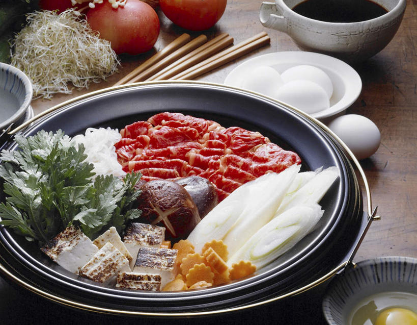 豆腐,无人,横图,俯视,室内,特写,白天,烹饪,筷子,萝卜,胡萝卜,蔬菜,西红柿,餐具,新鲜,锅子,陶瓷,菌菇,香菇,蛋,鸡蛋,酱料,酱汁,肉,日本料理,料理,食品,陶瓷制品,菌类,文化,传统,酱,菜肴,美食,肉类,食物,两个,一个,红色,白色,碗,日式料理,四个,四双,日式,橙色,食用菌,佳肴,有机食品,绿色食品,单个,礼节,礼仪,肉食,一碗,卵,寿喜锅,进餐用具,红萝卜,甘荀,番茄,彩图,高角度拍摄