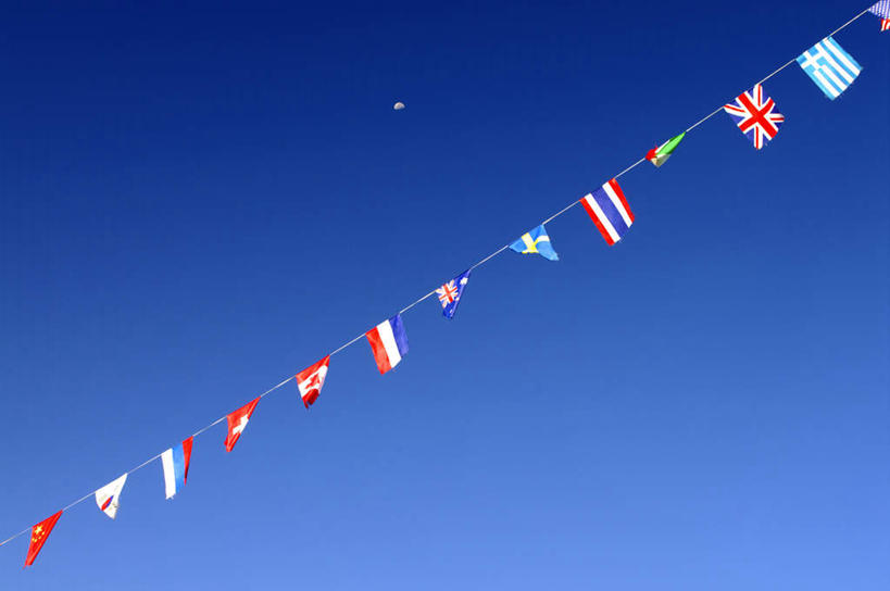 无人,横图,室外,白天,仰视,旗帜,国旗,北海道,日本,亚洲,一根,一排,许多,整齐,排列,蓝色,蓝天,天空,绳子,天,晴朗,队列,东亚,万里无云,日本国,北海道地方,北海道岛,旗,晴空,晴空万里,彩图,低角度拍摄