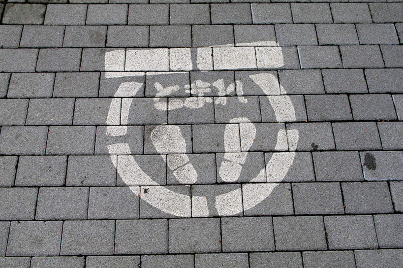 无人,横图,俯视,室外,白天,指示牌,东京,日本,脚印,日文,标志,地砖,符号,图案,文字,字符,地面,新宿,标识,两个,白色,灰色,油漆,东亚,本州,关东地方,本州岛,日本国,东京都,新宿区,日语,县厅,东京市,彩图,高角度拍摄