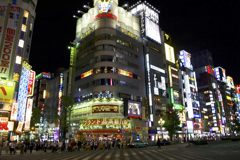 无人,高楼大厦,商店,横图,彩色,室外,夜晚,仰视,购物,度假,消费,美景,城市风光,超市,城市,大厦,建筑,摩天大楼,霓虹灯,夜景,指示牌,东京,日本,许多,日文,标志,挂牌,文字,字符,景观,建筑群,灯光,七彩,新宿,娱乐,光源,标识,建设,霓虹,灯,红色,蓝色,白色,黑色,天空,天,享受,休闲,景色,放松,金融,百货,照明设备,选购,贸易,百货公司,东亚,本州,关东地方,本州岛,日本国,东京都,新宿区,氖灯,日语,血拼,县厅,灯火辉煌,东京市,繁荣,彩图,低角度拍摄,大楼,高层建筑,高楼,购物商场,购物中心,摩天楼,商业中心