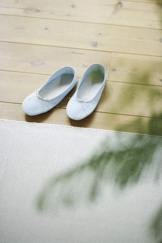 无人,竖图,俯视,室内,特写,白天,地板,鞋子,叶子,一双,朦胧,模糊,装饰,绿叶,地面,木地板,白色,嫩叶,华丽,修饰,点缀,衬托,美观,雅致,雅观,叶,叶片,彩图,高角度拍摄