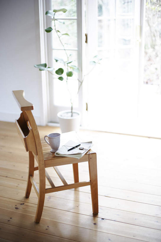 无人,竖图,俯视,室内,白天,窗户,地板,落地窗,杯子,书籍,椅子,一把,一本,木制,笔,瓷器,木椅,墙,办公用品,咖啡杯,陶瓷制品,地面,木地板,玻璃窗,墙壁,墙面,文具,一个,白色,木制品,学习用品,单个,文具用品,一支,瓷杯,书,图书,彩图,高角度拍摄