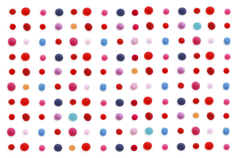 无人,横图,俯视,室内,特写,白天,白色背景,静物,纺织品,一排,许多,整齐,装饰,斑点,织物,排列,粉色,红色,蓝色,绿色,摄影,影棚,华丽,修饰,点缀,队列,衬托,美观,雅致,雅观,彩图,高角度拍摄,影棚拍摄,拍摄