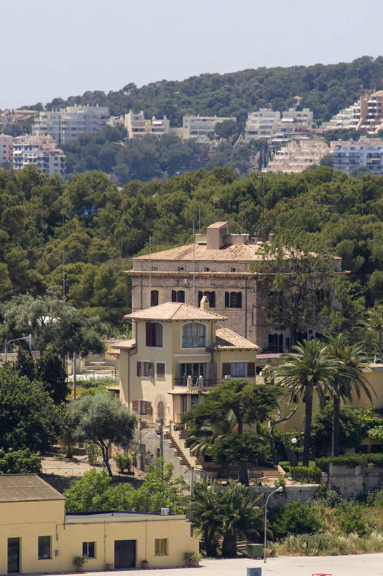 无人,高楼大厦,竖图,俯视,室外,白天,度假,海浪,海洋,美景,植物,城市风光,城市,大厦,建筑,摩天大楼,西班牙,欧洲,景观,浪花,建筑群,娱乐,建设,树,树木,蓝色,绿色,蓝天,天空,自然,海水,天,享受,休闲,景色,放松,生长,晴朗,成长,南欧,海景,万里无云,帕尔马,马略卡岛,西班牙王国,帕尔马大教堂,大海,风浪,海,海水的波动,近岸浪,涌浪,晴空,晴空万里,彩图,高角度拍摄,大楼,高层建筑,高楼,摩天楼