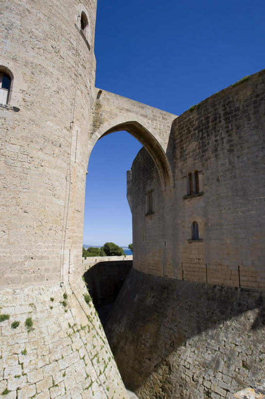 无人,竖图,室外,白天,正面,旅游,度假,名胜古迹,标志建筑,地标,建筑,西班牙,欧洲,遗迹,建筑群,古迹,文物,娱乐,建设,古建筑,蓝色,蓝天,天空,天,享受,休闲,旅游胜地,放松,晴朗,南欧,古文明,护城河,万里无云,帕尔马,马略卡岛,西班牙王国,贝利韦尔城堡,晴空,晴空万里,彩图,贝尔弗城堡