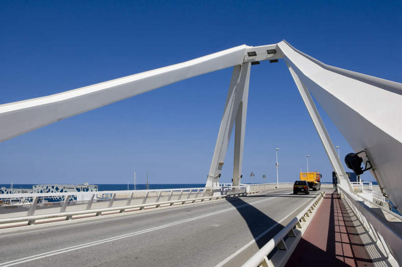 无人,栏杆,横图,室外,白天,仰视,旅游,度假,名胜古迹,标志建筑,大桥,地标,建筑,立交桥,桥梁,汽车,西班牙,欧洲,巴塞罗那,阴影,遗迹,光线,影子,高架,建筑群,围栏,斜拉桥,桥,古迹,文物,娱乐,建设,古建筑,护栏,车,蓝色,蓝天,天空,阳光,交通工具,轿车,天,享受,休闲,旅游胜地,放松,晴朗,南欧,载具,古文明,万里无云,首府,加泰罗尼亚,西班牙王国,晴空,晴空万里,彩图,低角度拍摄