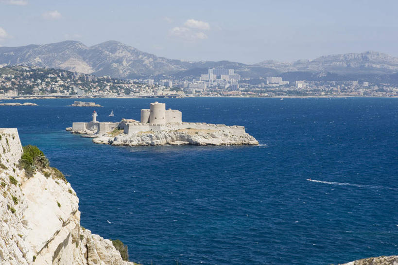 帆船,无人,横图,俯视,航拍,室外,白天,旅游,度假,马赛,岛屿,海浪,海洋,美景,城市风光,标志建筑,城市,地标,建筑,船,法国,欧洲,许多,波纹,景观,浪花,山川,云,云朵,建筑群,游艇,涟漪,云彩,娱乐,建设,蓝色,白色,白云,蓝天,水纹,天空,海水,交通工具,波浪,天,享受,休闲,景色,放松,晴朗,普罗旺斯,鸟瞰,载具,海景,法兰西共和国,首府,水晕,法兰西第五共和国,普罗旺斯省,大海,风浪,海,海水的波动,近岸浪,列岛,群岛,涌浪,诸岛,晴空,彩图,高角度拍摄