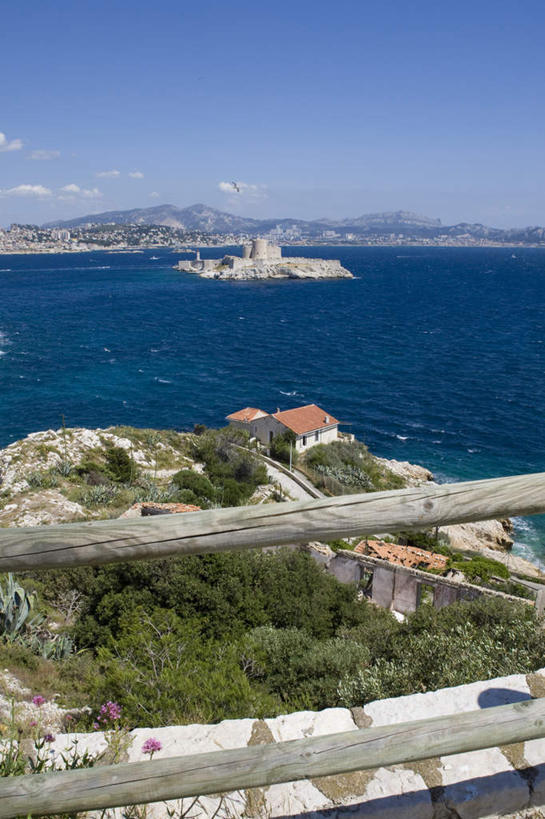 无人,栏杆,竖图,俯视,航拍,室外,白天,旅游,度假,马赛,岛屿,海浪,海洋,美景,城市风光,标志建筑,城市,地标,建筑,法国,欧洲,波纹,木制,堡垒,城堡,景观,浪花,山川,建筑群,围栏,涟漪,娱乐,建设,护栏,蓝色,蓝天,水纹,天空,海水,木制品,波浪,天,享受,休闲,景色,放松,晴朗,普罗旺斯,要塞,鸟瞰,海景,万里无云,法兰西共和国,首府,水晕,法兰西第五共和国,普罗旺斯省,设防,大海,风浪,海,海水的波动,近岸浪,列岛,群岛,涌浪,诸岛,晴空,晴空万里,彩图,高角度拍摄