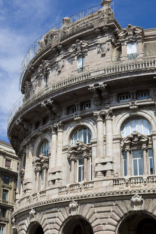 无人,银行,竖图,室外,白天,仰视,旅游,度假,名胜古迹,标志建筑,地标,建筑,意大利,欧洲,遗迹,云,云朵,古典,云彩,古迹,文物,娱乐,建设,古建筑,蓝色,白云,蓝天,天空,天,享受,休闲,旅游胜地,放松,晴朗,南欧,古文明,意大利共和国,热那亚,利古里亚,利古里亚大区,热那亚省,晴空,彩图,低角度拍摄