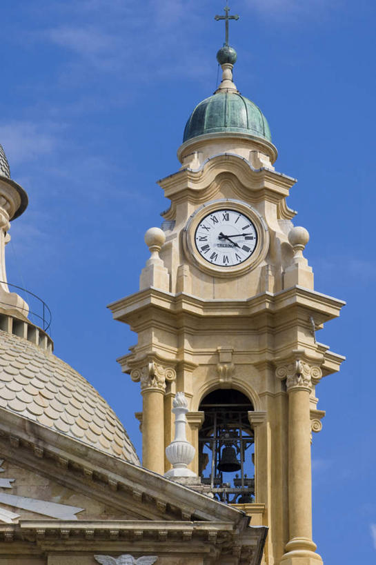 无人,教堂,竖图,室外,白天,仰视,旅游,度假,名胜古迹,标志建筑,地标,建筑,意大利,欧洲,节日,遗迹,时间,英文,标志,时钟,文字,字符,字母,云,云朵,建筑群,塔,指针,计时,云彩,方向,古迹,文化,文物,娱乐,标识,建设,古建筑,箭头,蓝色,白云,蓝天,天空,钟表,天,祈祷,享受,休闲,健康,表,旅游胜地,放松,许愿,宗教,信仰,晴朗,纪念,英文字母,祈求,指向,基督教,南欧,天主教,信念,古文明,意大利共和国,簇,塔钟,平安,钟,晴空,彩图,低角度拍摄,大教堂,礼拜堂