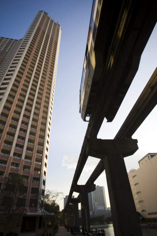 无人,高楼大厦,竖图,室外,白天,仰视,度假,美景,城市风光,城市,大厦,建筑,路,摩天大楼,铁路,火车,东京,日本,亚洲,一辆,景观,建筑群,轨道,交通,铁轨,娱乐,建设,车,蓝色,蓝天,天空,交通工具,天,享受,休闲,景色,放松,运输,晴朗,载具,东亚,本州,万里无云,关东地方,本州岛,日本国,东京都,县厅,港区,东京市,晴空,晴空万里,彩图,低角度拍摄,大楼,高层建筑,高楼,摩天楼