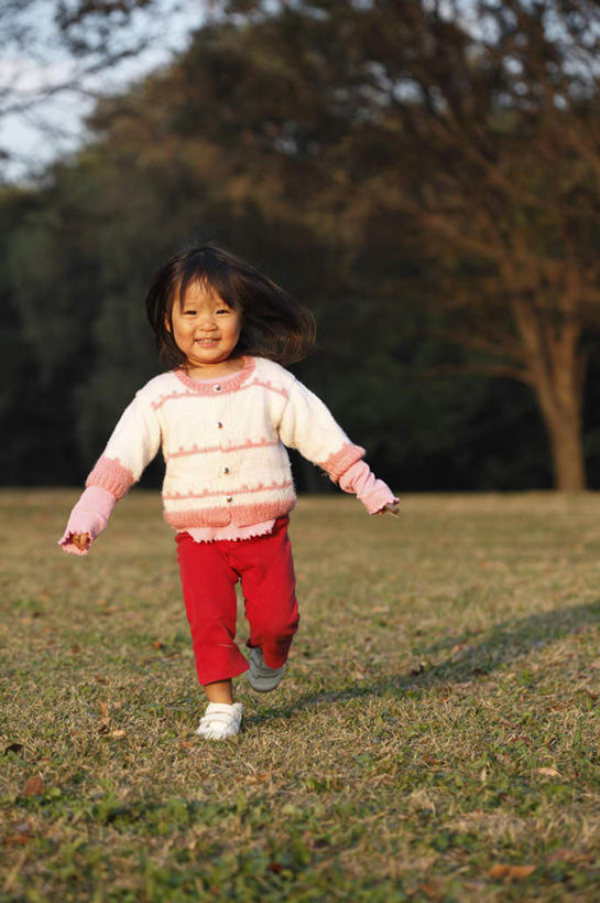 东方人,儿童,一个人,跑,伸展双臂,笑,微笑,露齿笑,竖图,室外,白天,正面,毛衣,游戏,运动,草地,草坪,秋季,植物,东京,日本,亚洲,仅一个女性,仅一个人,阴影,服装,裤子,光线,影子,玩,注视,休闲装,黄种人,娱乐,草,树,树木,小孩,衣服,粉色,红色,蓝色,绿色,白色,蓝天,天空,阳光,自然,天,观察,看,仅一个小孩,休闲,休闲服,服饰,生长,晴朗,成长,观看,活动,察看,发泄,关注,消遣,智力,东亚,本州,万里无云,关东地方,本州岛,日本国,东京都,宣泄,女孩,女人,女性,亚洲人,孩子,晴空,晴空万里,秋,秋天,敞开双臂,跑步,伸开双臂,玩耍,嬉戏,展开双肩,张开手臂,张开双臂,彩图,全身,绒衣,套衫,套头毛衣,线衣,女生