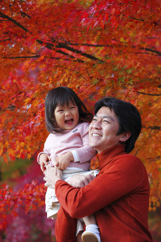 东方人,儿童,家庭,父亲,女儿,站,抱,笑,微笑,露齿笑,竖图,室外,白天,正面,纯洁,秋季,植物,枫树,叶子,日本,亚洲,服装,枫叶,枯叶,落叶,注视,休闲装,黄种人,树,树木,小孩,衣服,粉色,黄色,红色,绿色,白色,自然,观察,看,站着,休闲,温暖,温馨,父女,一家人,休闲服,父爱,可爱,童年,童趣,服饰,生长,成长,抱着,观看,枫树叶,和睦,察看,搂着,关注,童真,东亚,烂漫,无邪,本州,本州岛,日本国,中部地方,山梨,山梨县,天真,男人,男性,年轻男性,女孩,亚洲人,孩子,年轻人,叶,叶片,秋,秋天,怀抱,搂,搂抱,相抱,拥抱,站立,半身,彩图,融洽,女生