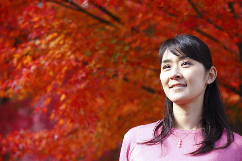 东方人,一个人,站,笑,微笑,露齿笑,横图,室外,白天,正面,枫树,项链,叶子,日本,亚洲,仅一个年轻女性,仅一个女性,仅一个人,一根,阴影,服装,光线,影子,枫叶,枯叶,落叶,注视,休闲装,黄种人,装饰品,衣服,粉色,黄色,红色,黑色,阳光,饰品,首饰,观察,看,站着,休闲,辫子,休闲服,服饰,观看,枫树叶,察看,关注,东亚,本州,本州岛,日本国,中部地方,山梨,山梨县,年轻女性,女人,女性,亚洲人,长发,叶,叶片,站立,半身,彩图