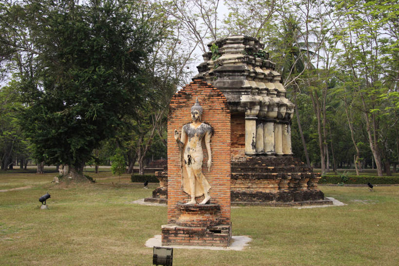 无人,横图,室外,白天,正面,旅游,度假,草地,草坪,名胜古迹,植物,标志建筑,地标,建筑,雕塑,泰国,亚洲,遗迹,艺术,装饰,雕刻,雕像,佛像,建筑群,古迹,文物,娱乐,建设,古建筑,石雕,素可泰,草,树,树木,蓝色,绿色,蓝天,天空,自然,工艺品,天,享受,休闲,旅游胜地,放松,东南亚,生长,晴朗,成长,纪念,美术,主题,陈列,古文明,泰国文化,万里无云,一尊,泰王国,功能,美学,晴空,晴空万里,彩图