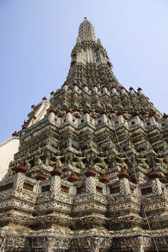 无人,寺庙,竖图,室外,白天,仰视,旅游,度假,名胜古迹,标志建筑,地标,建筑,曼谷,泰国,亚洲,节日,遗迹,建筑群,首都,燃烧,古迹,文化,文物,娱乐,建设,古建筑,蓝色,蓝天,天空,香火,庙宇,天,祈祷,享受,休闲,健康,旅游胜地,放松,许愿,宗教,东南亚,信仰,晴朗,纪念,祈求,古文明,万里无云,泰王国,郑王庙,平安,晴空,晴空万里,彩图,低角度拍摄,庙,寺