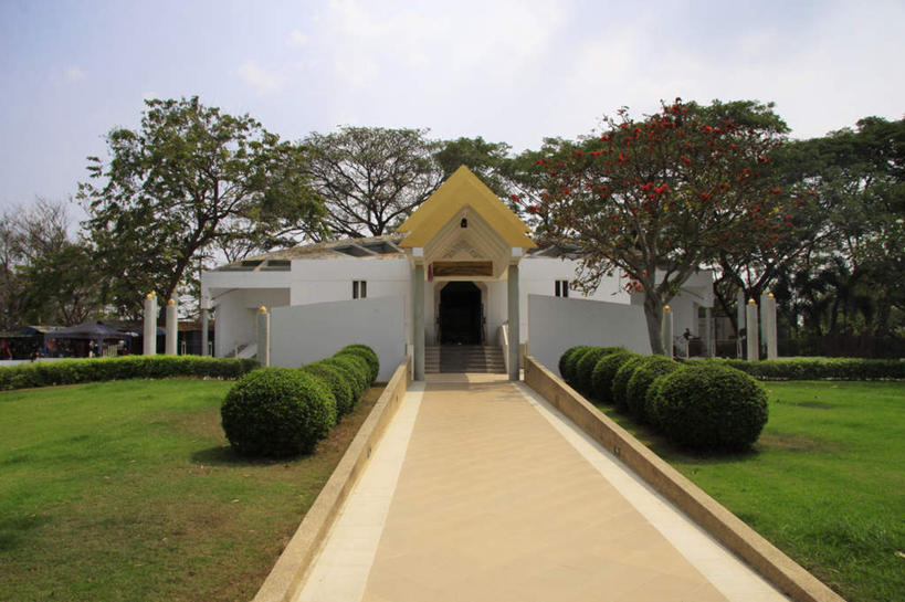 无人,横图,室外,白天,正面,旅游,度假,草地,草坪,花海,花圃,名胜古迹,植物,标志建筑,道路,地标,建筑,路,叶子,泰国,亚洲,遗迹,装饰,盛开,盆栽,云,云朵,建筑群,小路,盆景,交通,花蕾,云彩,古迹,文物,娱乐,建设,古建筑,大城,废墟,草,花,花瓣,花朵,花卉,鲜花,树,树木,蓝色,绿色,白云,蓝天,天空,自然,花丛,花束,花田,天,花苞,花蕊,享受,休闲,旅游胜地,放松,东南亚,生长,晴朗,成长,纪念,华丽,修饰,点缀,古文明,泰国文化,万里无云,泰王国,衬托,美观,雅致,雅观,阿育他耶府,大城府,晴空,晴空万里,彩图